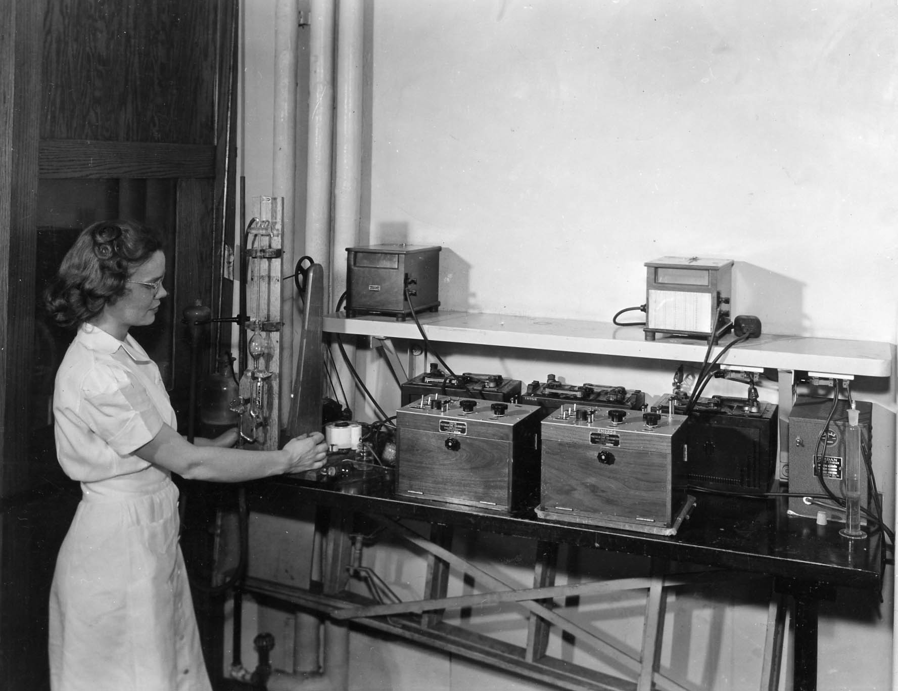 Women working in a lab in 1950s