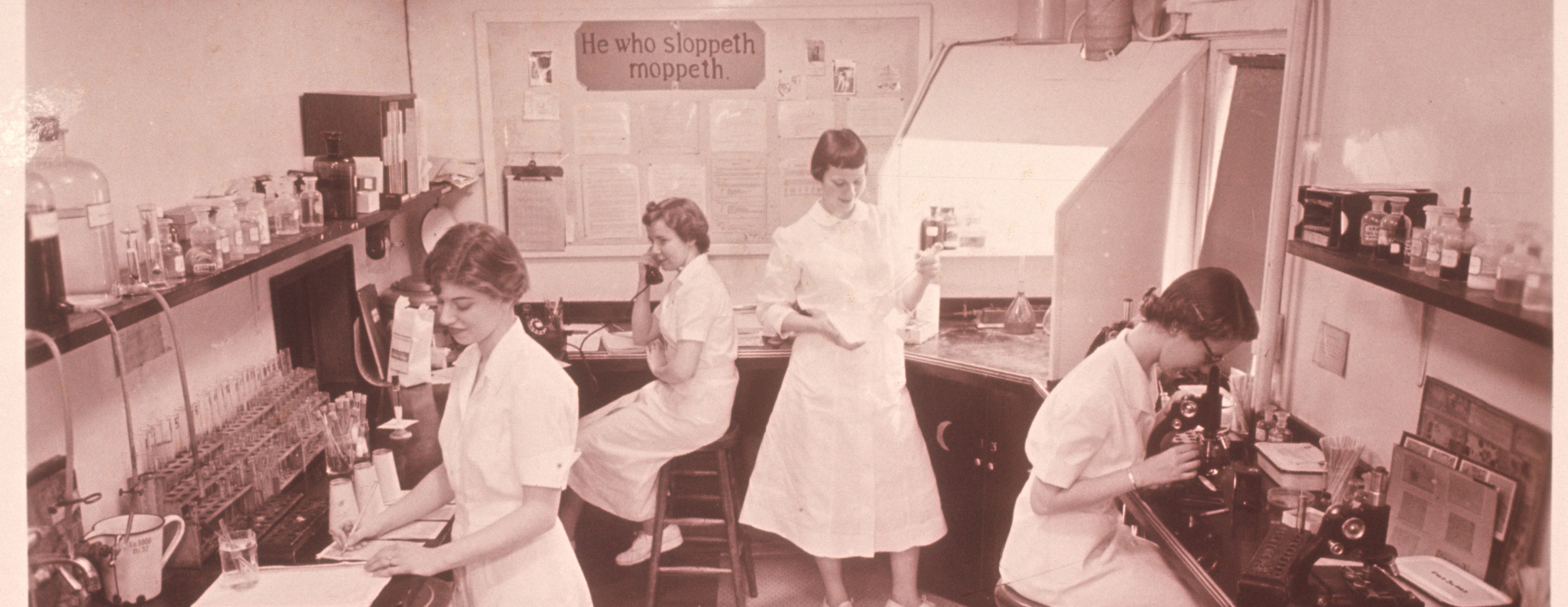 Group pf people working in a MLS lab 100 years ago 